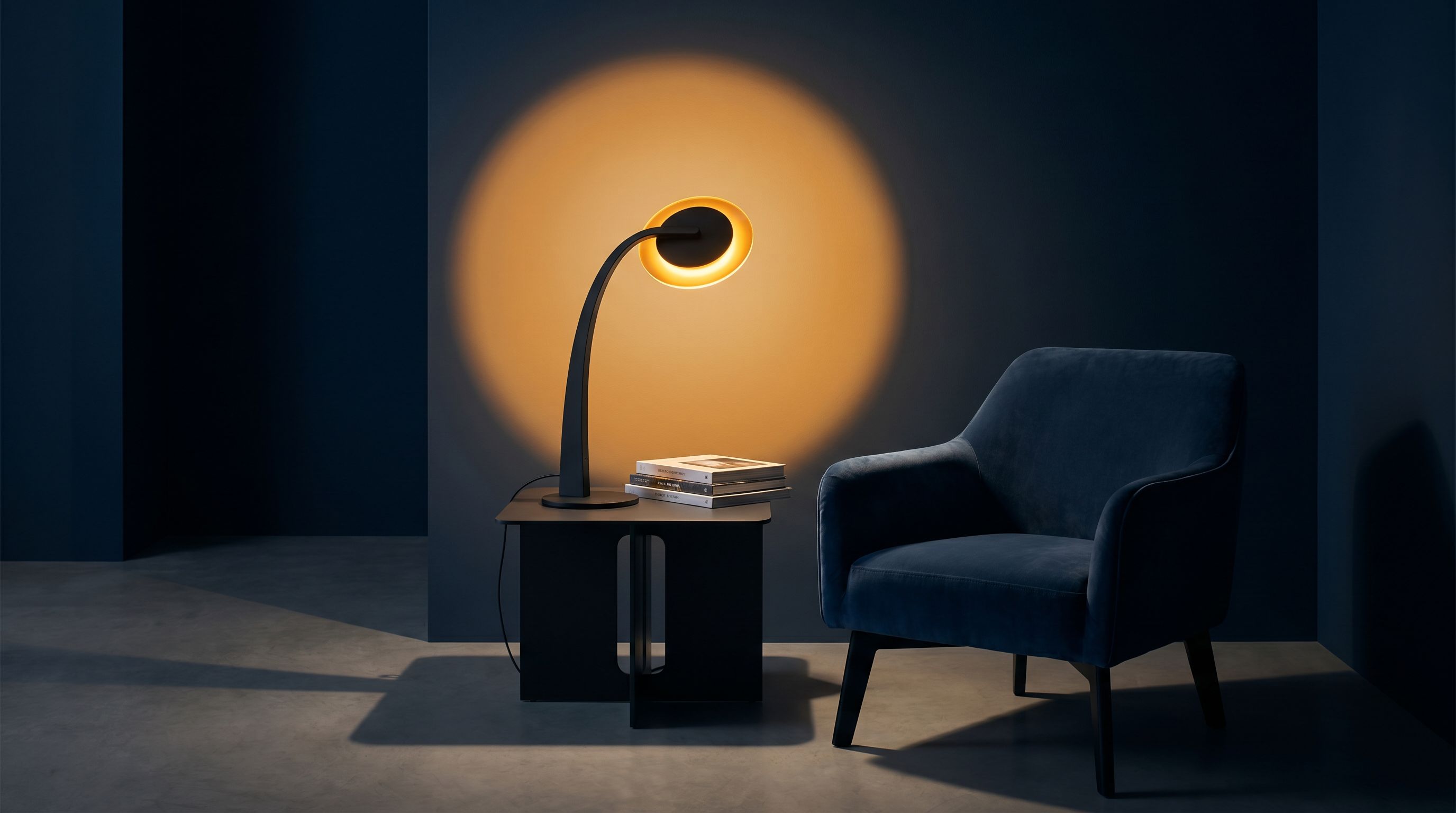 Une lampe de lecture allumée diffusant un halo ambré contre un fond bleu-encre
